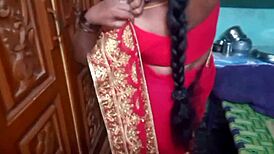 अरे, देखो ये देसी ब्यूटी हाउसवाइफ होम पर साड़ी चेंज कर रही है 😊