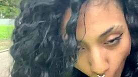 Tomando Leche En Un Parque Público De Día En Buenos Aires