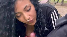 Tomando Leche En Un Parque Público De Día En Buenos Aires