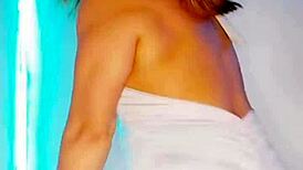 I love watching this live stream of skinny ass shaking in hot dance that gets me so excited