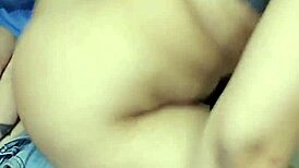 encuentro a la vecina culona masturbándose y me invita a pasarla rico 😈