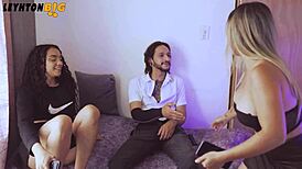 la puta de la mejor amiga de mi novia se deja follar mientras vemos peliculas 😈