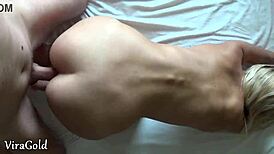 ब्लॉन्ड जेस्सी गोल्ड को सुबह डॉगीस्टाइल और मिशनरी में चुदाई, गांद पर कम कपल सेक्स से