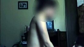 pareja follando hasta ambos terminar en orgasmos con charla sucia y tatuajes en la cama