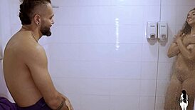 mi esposo me espia en la ducha me prende demasiado y me lo follo antes de terminar!