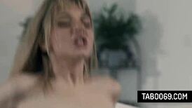 स्टनिंग ब्लॉन्ड डेमी हॉक्स स्टीपडैड से चोदी जाती है बुलिंग के बाद