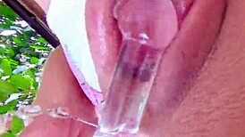 tocándome solita con juguetes enormes en casa 😏