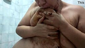 मैं चॉकलेट से ढकी हुई मस्तरबेट करती हूं फिनिश तक