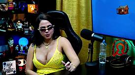 Geisy Dk shows her beautiful back tattoo and asks Ruan to put her on all fours in outdoor public interview.