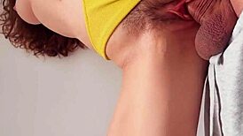 बिकिनी ट्राई ऑन के बाद, स्टेप सिस स्टेप ब्रो को क्विकी असिस्टेंस देती है