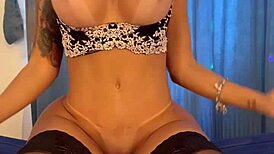 Deixando o macho louco de tes�o antes de engolir a piroca com lick e cumshot