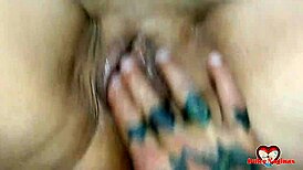 Dulcevaginaspro, le doy una buena masturbación a mi tía y se moja rico.