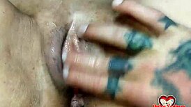 Dulcevaginaspro, le doy una buena masturbación a mi tía y se moja rico.