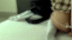 Padrastro pervertido y cochino encuentra a su hijastra de culo enorme con su uniforme escolar mastuabndose y no me aguanta las ganas de cubrirle el culo de semen cremoso