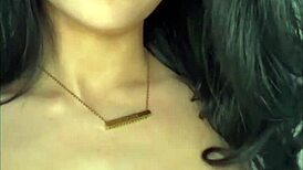 अमेरिकी एक्सचेंज स्टूडेंट अकेली सेक्स खेलती है