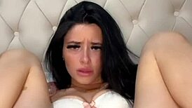 अमेरिकी एक्सचेंज स्टूडेंट अकेली सेक्स खेलती है