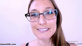 ऑडिशन कास्टिंग में ट्रिक्ड बड़ी औरत को अंकल सोफे पर मसाज देता है