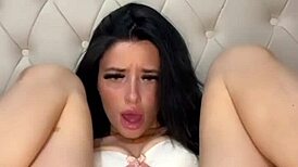 अमेरिकी एक्सचेंज स्टूडेंट अकेली सेक्स खेलती है