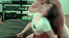 सौतेली बेटी नॉटी कॉलेज गर्ल आउटफिट में ड्रेस अप करती है कुछ फन के लिए।