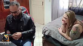 Meu Amigo Corno Me Chamou Para Apagar O Fogo De Sua Mulher Pois Ele Não Conseguia Trabalhar Pois Ela Estava Pertubando E Ainda Fico Assistindo Eu Arregaçar O Cuzinho Dela