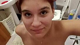 chiara si fa pisciare sulle tette in bagno