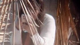 A mi vecina le gusta que le vea los calzones