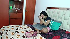 hermanastro pervertido se folla por el coño a su linda hermanastra latina de piel morena - porno en espanol 😈