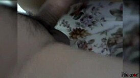 sólo tenía que mirar como juega con su dildo nuevo pero no pude resistirme y me la cogí por el culo de perrito