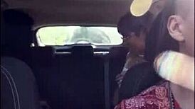 टीना मिल्फ कार में विशिंग गेम खेलती, गैंगबैंग बन जाती