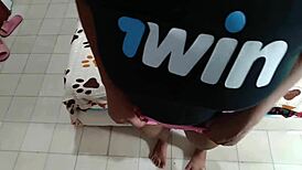 hermanastro pervertido se folla por el coño a su linda hermanastra latina de piel morena - porno en espanol 😈