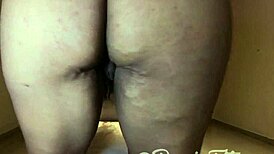 Safada exibindo o cuzinho para câmera com uma buceta deliciosa 😏