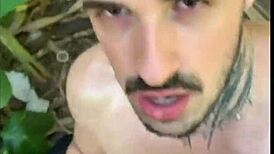 Comi um desconhecido que estava batendo uma na trilha - free