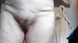 Oma Neukt Kut Met Komkommer, Using A Cucumber In Her Hairy Pussy