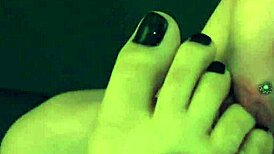 Hey, let's worship those feet and pussy together! 😍👣