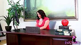 Jenna Foxx Feels Intense Pleasure Licking Big Pussy