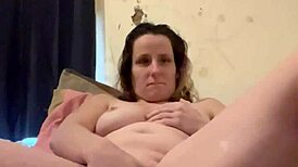 ivy19921 explores her toy in homemade session