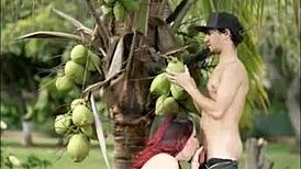 I deliver petite outdoor oral pleasure