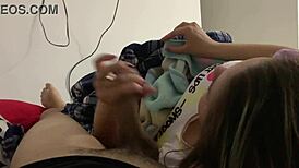 Mi Hermanastra Juega Con Mi Verga Mientras Vemos Una Película En Mi Cuarto