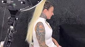 Tatuadora Chupo Tanto O Cu Da Cliente Que Ela Gozou Muito Na Máquina Vibrando