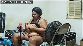 Camera de segurança grava madrasta traindo marido e mostrando sua grande buceta!