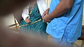 डॉक्टर शॉक्ड जब नर्स क्लिनिक में चोदती