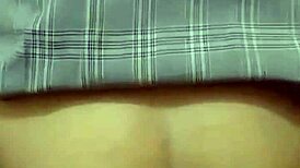 Voy por mi media hermana a su escuela y al llegar a casa me la cojo de perrito y abierta de piernas video casero real