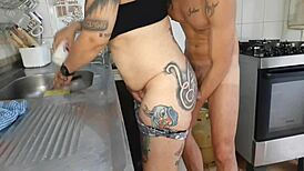 Comi a buceta da empregada na cozinha sem camisinha acho que ela vai ficar grávida