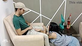 mi cachonda hermanastra me seduce para que le muestre mi gran polla me la chupa y termino lamiendole su jugoso co�o