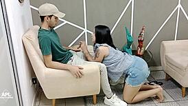 mi cachonda hermanastra me seduce para que le muestre mi gran polla me la chupa y termino lamiendole su jugoso co�o