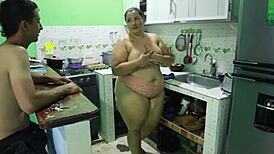 गर्लफ्रेंड की बहन को किचन में चोद रहा हूँ