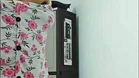 Milf with a beautiful ass dances showing it and showing her big nipples