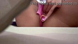 i'm rica masturbatin with my plug