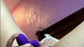 masturbandome rico con mi dildo para el amigo