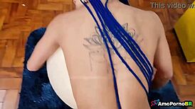 Fudendo a novinha de cabelo azul de quatro em cima da bola